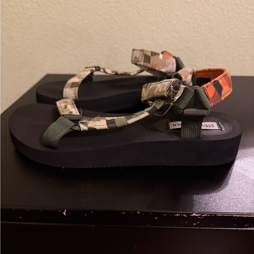 Steve Madden Women Henley Camouflage Sandals